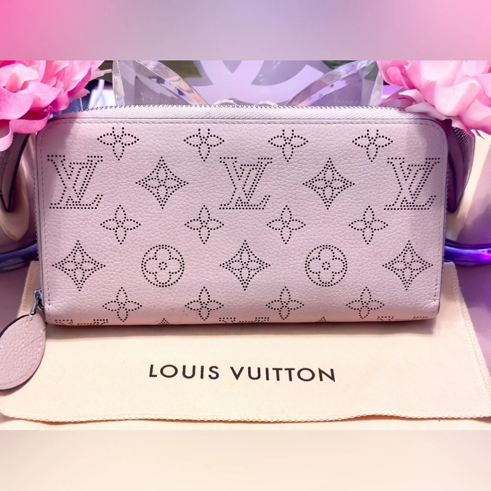 RE LISTED IN CLOSET Louis Vuitton Lilac Mahina Zippy Wallet - Picture 2 of 10